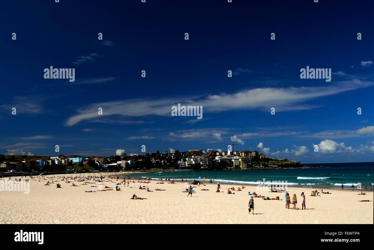 Bondi Beach nel nuovo Galles del Sud, Australia, con un sacco di persone, cielo blu ed edifici. Foto Stock