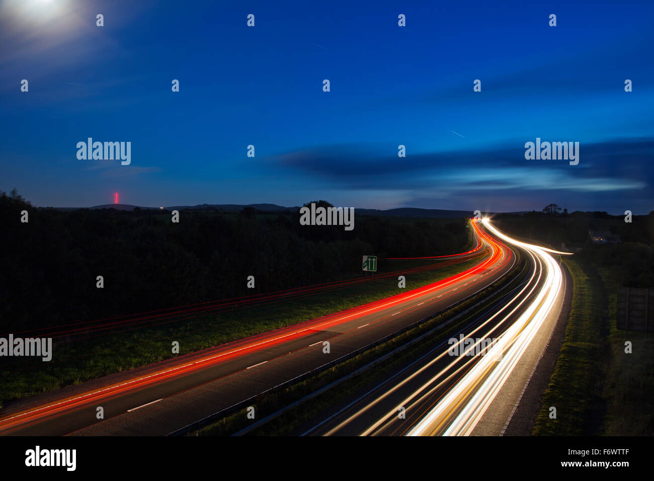 I percorsi del traffico sulla A30 che conduce a Cornwall su una notte estiva Foto Stock