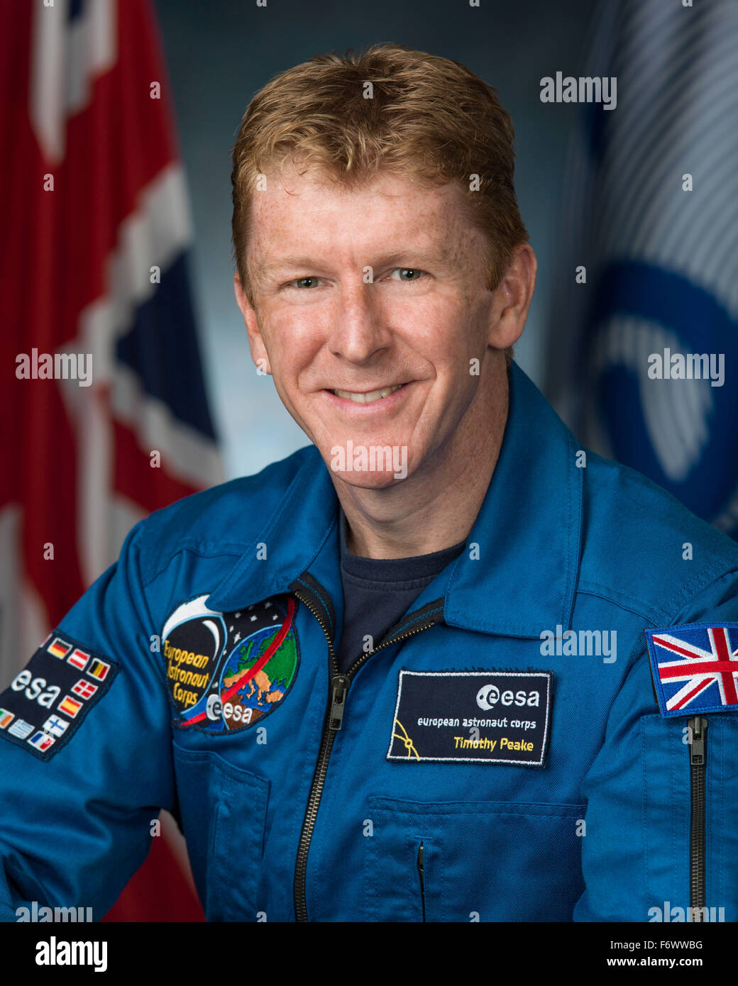 Agenzia spaziale europea astronauta e spedizione 46/47 Tecnico di volo Timothy Peake ritratto ufficiale che indossa il blu tuta di volo presso il Johnson Space Center Agosto 28, 2013 a Houston, Texas. Foto Stock