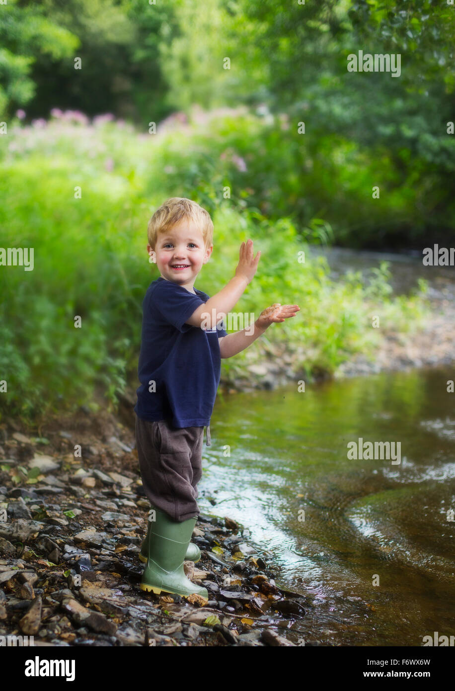 Ritratto di un simpatico happy little boy in campagna Foto Stock