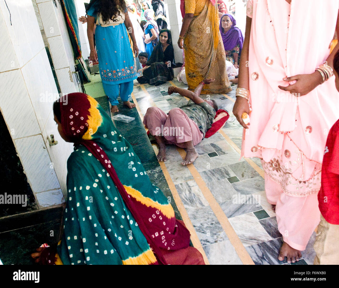 Una donna in stato posseduto che giace di fronte alla namaaz a Bavadavadar dargah , Dadapir scena avviene durante la tarda mattinata di preghiere e devozioni dedicata al Pir Harjat Syed Kamushah Waly Rehmatul Alay particolarmente propizio sufi saint i cui resti sono sepolti qui in Dadapir circa 195 km da unà, Gujarat. shoot Data 05 - 08 Maggio 2010 Foto Stock