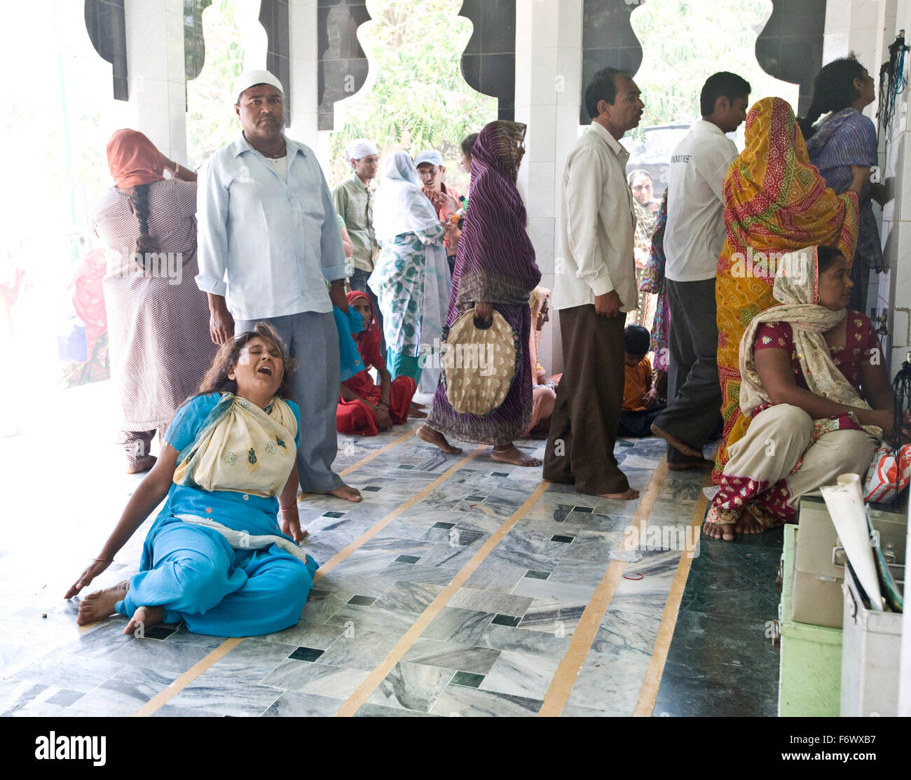 Un ossessa davanti al mazzaar a Bavadavadar dargah , Dadapir . Il santuario svolge comprimario a quella principale dedicata al Pir Harjat Syed fino alla strada. shoot Data 05 - 08 Maggio 2010 Foto Stock
