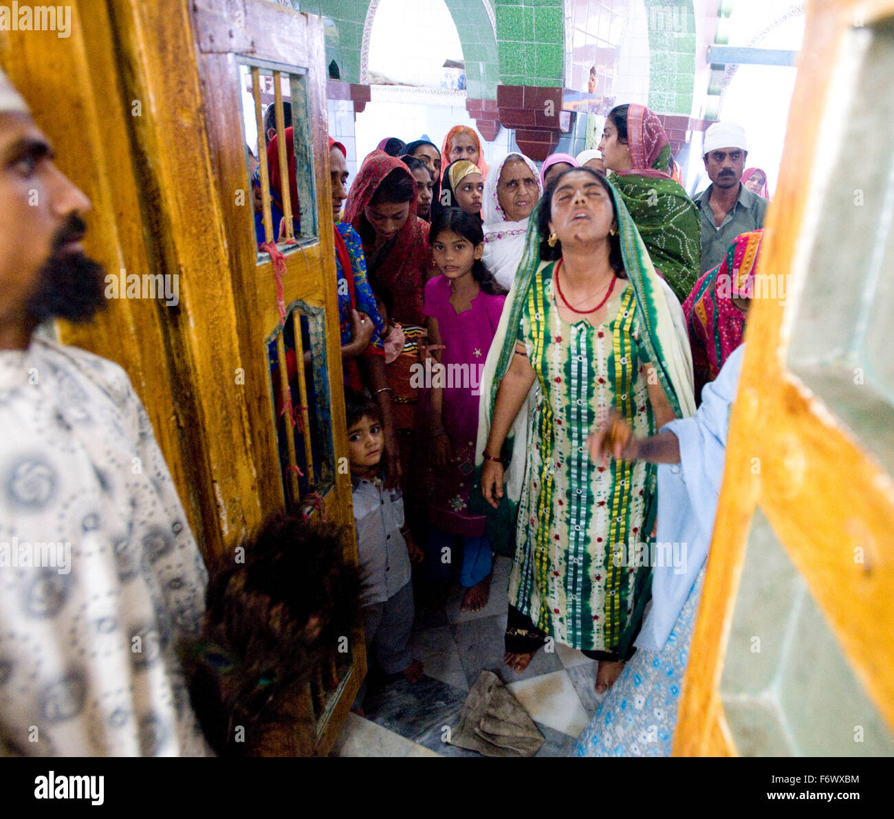 Un ossessa all'ingresso del mazaar Shah Shamshudin o Hayrat Shah Baba Dargah , n.a. , Gujarat. La centrale area sacra contenente i resti è noto come il mazaar le donne siano vietate l'entrata a causa della loro percezione di 'inquinato ' stato cos dei periodi e simili. Shah Shamshudin o Hayrat Shah Baba Dargah , n.a. , Gujarat. shoot Data 05 - 08 Maggio 2010 Foto Stock