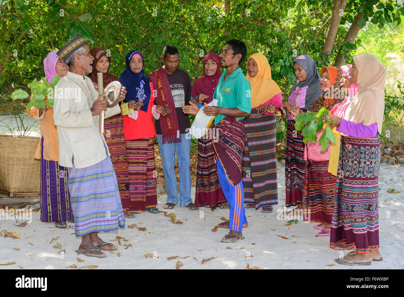 La popolazione locale facendo danza tradizionale, Arcipelago Alor, Indonesia, Sawu Mare, Pantarstrait, Oceano Indiano Foto Stock