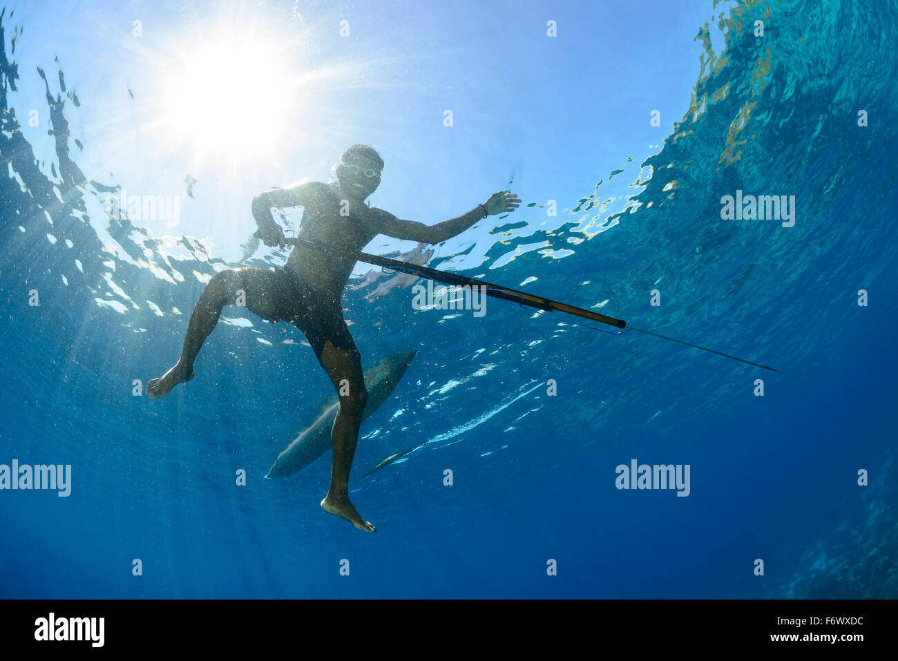 Lancia locale pescatore con barca outrigger, Arcipelago Alor, Indonesia, Sawu Mare, Pantarstrait, Oceano Indiano Foto Stock