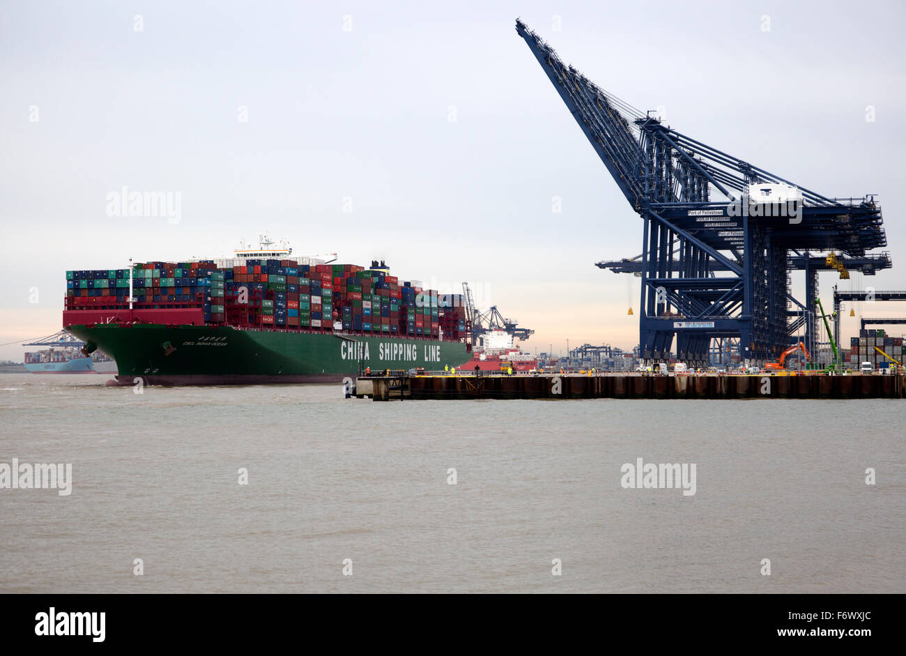 Contenitore grande nave, 'Oceano Indiano' della Cina linea marittima, porto di Felixstowe, Suffolk, Inghilterra, Regno Unito Foto Stock