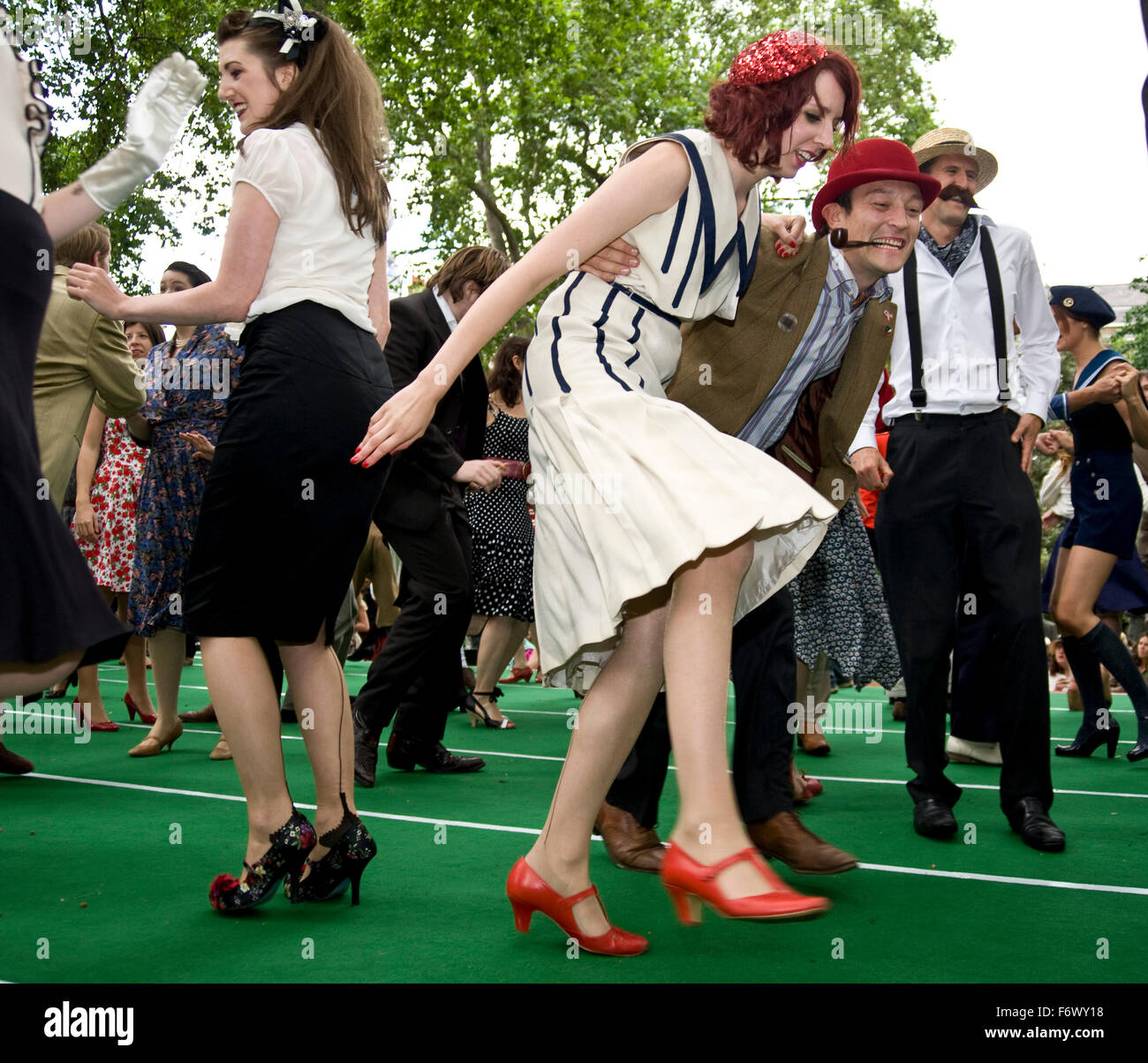 2010 Olimpiade Chap : eccentrico lanciare indietro evento con intrattenimento a tema e sfide tra cui ombrello giostre , hockey irlandese t Foto Stock