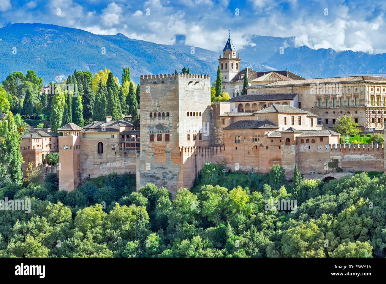 GRANADA Andalusia Spagna Alhambra con nuvole di tempesta sulla Sierra Nevada e alberi autunnali Foto Stock