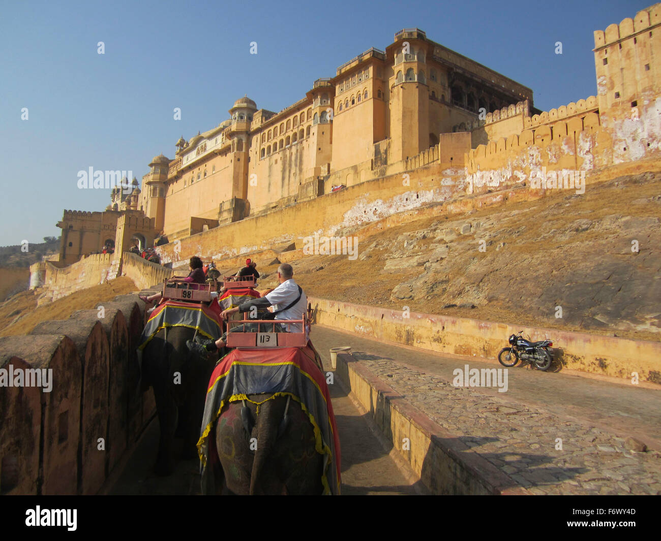 Passeggiare per il Forte Amer/Amber Fort Jaipur - turista a godere la loro corsa su elefante intorno alla spettacolare Amer / Ambra Fort. Foto Stock