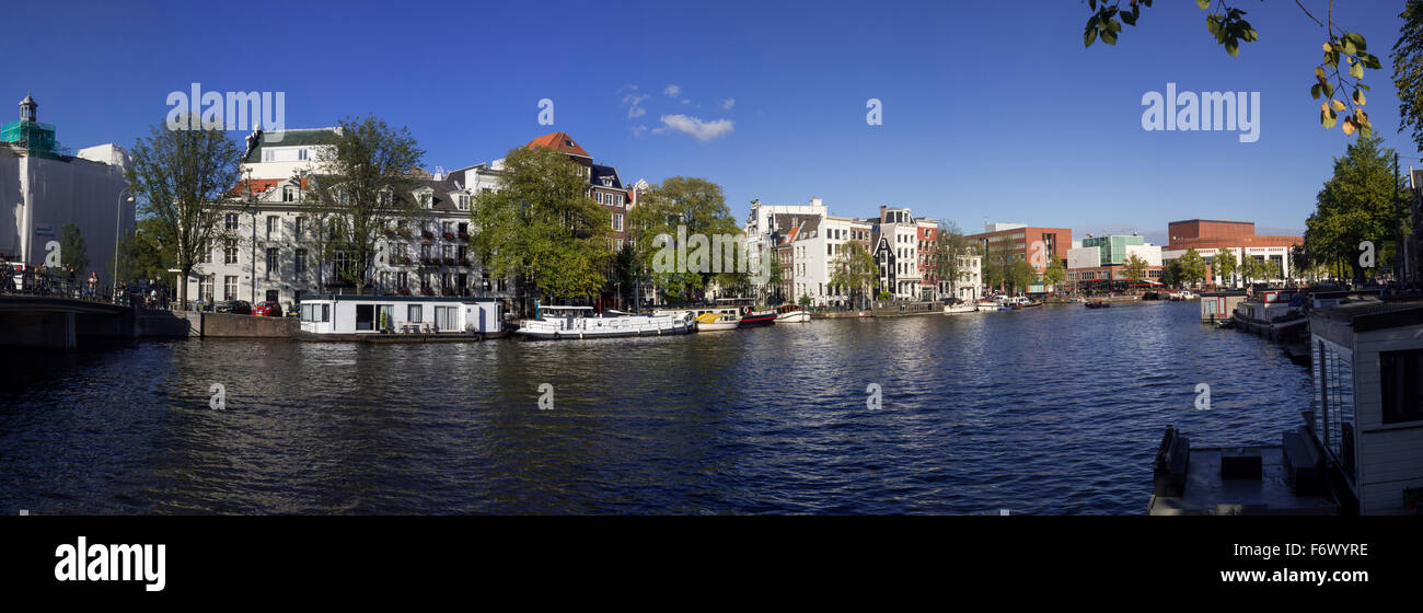 Vista panoramica sul fiume Amstel, Canal case e case galleggianti da ponte in Amsterdam (Olanda Settentrionale, Paesi Bassi) Foto Stock