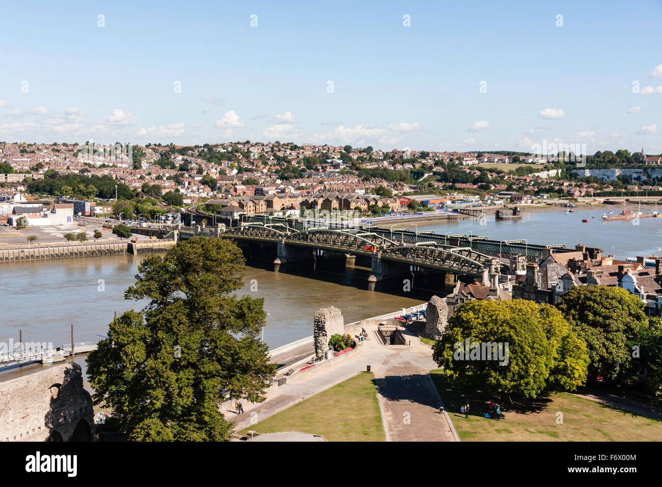 Vista aerea della nuova e della vecchia strada e ponti ferroviari sul fiume Medway tra Rochester Chatham, la città in background. Blue sky. Foto Stock