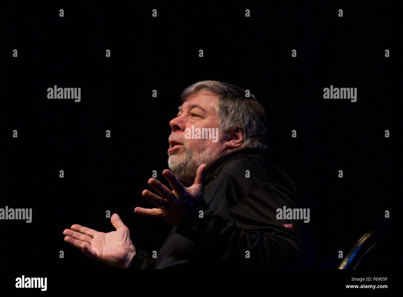 Lawrence, Kansas, Stati Uniti d'America. Xx Novembre, 2015. Steve Wozniak co-fondatore di Apple Computer dà lezione su innovazione e imprenditorialità come parte di Anderson Chandler Lecture Series presso il Lied centro della Kansas University. Credito: mark reinstein/Alamy Live News Foto Stock