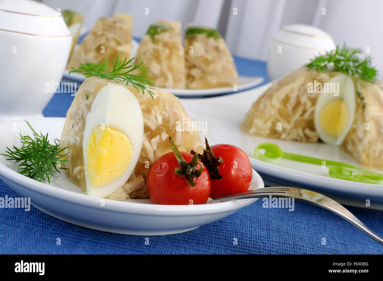 Un pezzo di pollo in bellavista con uovo e decapati cherry Foto Stock