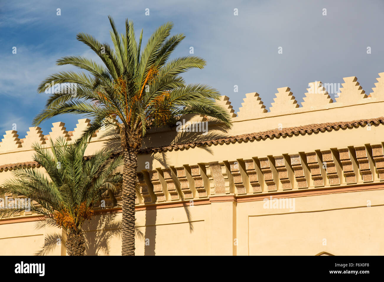 Dettaglio architettura di marrakech - Attica con corone palmas Foto Stock