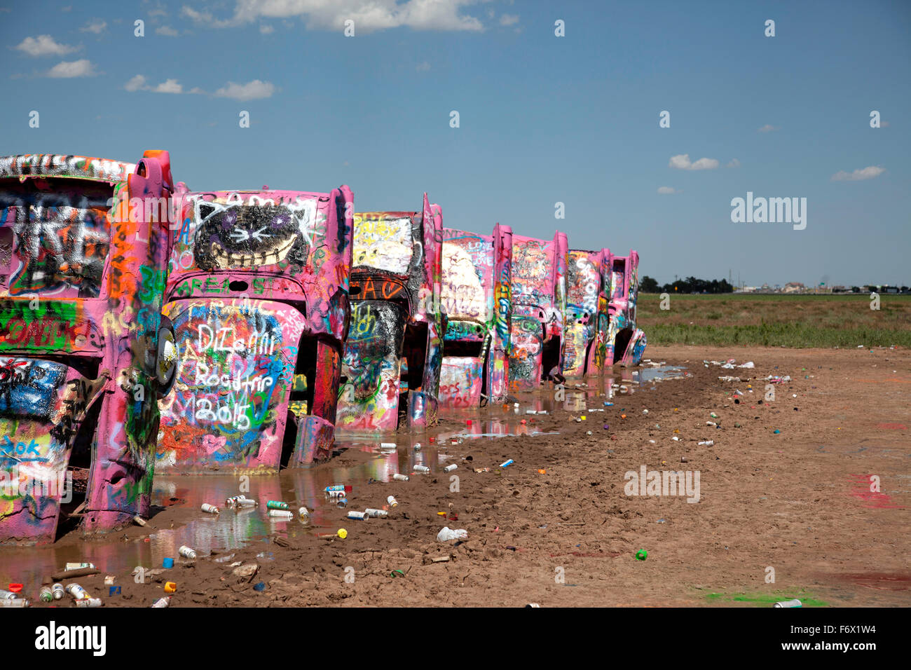 La fila di automobili al Cadillac Ranch di Amarillo, Texas, il 13 Luglio 2015 Foto Stock