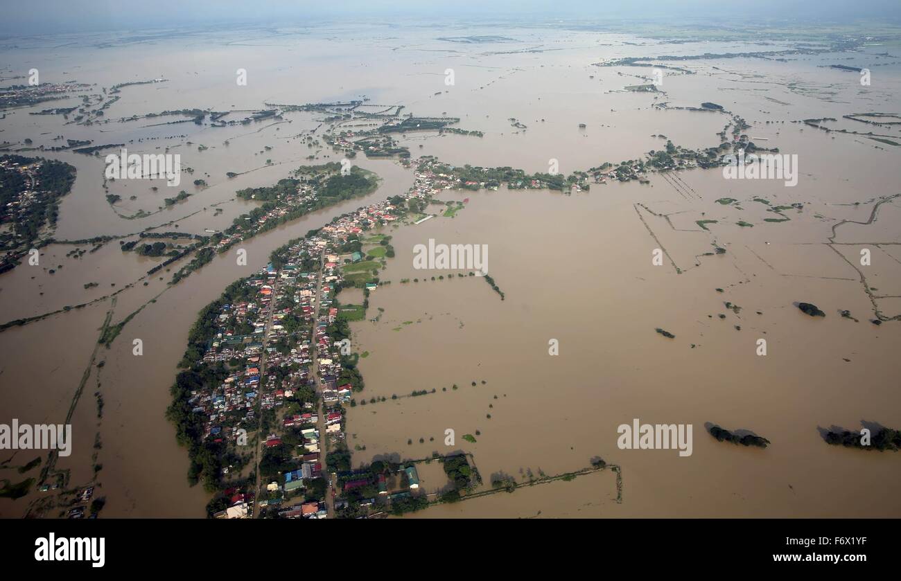 Vista aerea del danno ed estese inondazioni causate dal tifone Lando per le province di Pangasinan, Tarlac, Pampanga e Bulacan Ottobre 22, 2015 nell'isola di Luzon nelle Filippine. Foto Stock