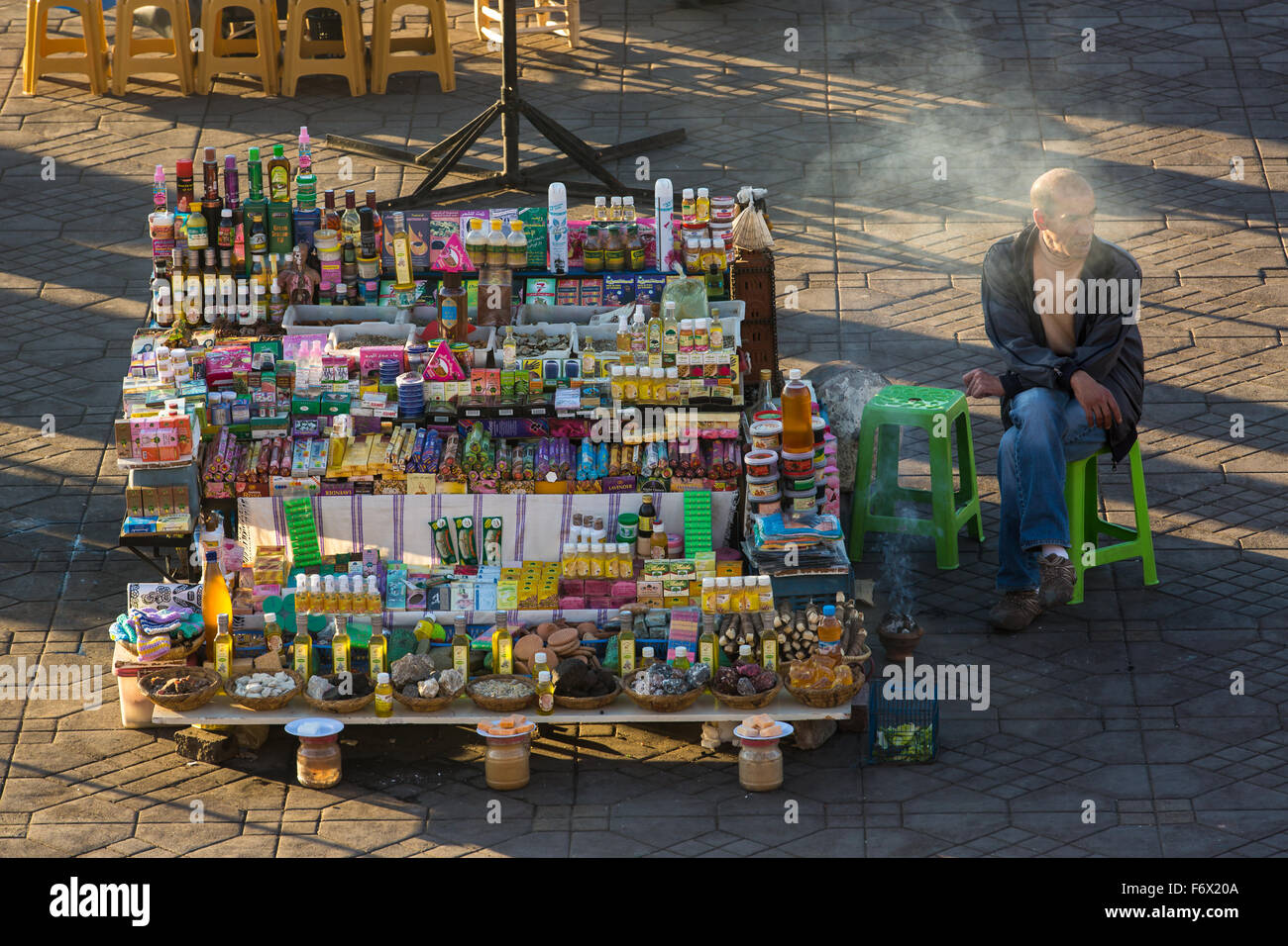 Vendita tradizionale sulla piazza Jamaa El Fna a Marrakech Foto Stock