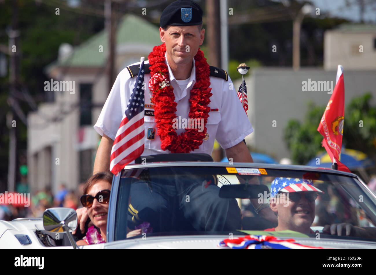 Stati Uniti Esercito Brig. Gen. Patrick Matlock passeggiate nei veterani annuale parata del giorno 11 novembre 2015 in Wahiawa, Hawaii. Foto Stock