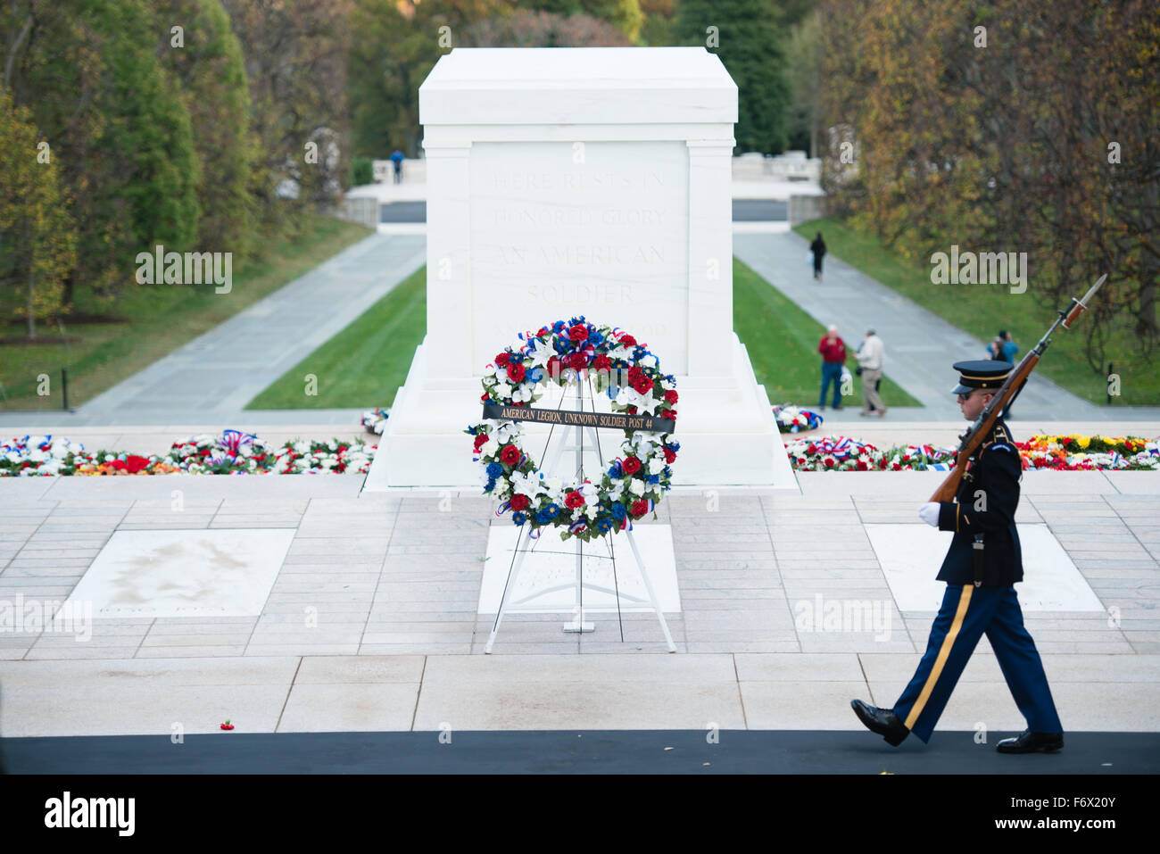 Un U.S. Tomba di esercito sentinella del 3° Reggimento di Fanteria custodisce la Tomba degli Ignoti in Al Cimitero Nazionale di Arlington sui veterani del giorno 11 novembre 2015 in Arlington, Virginia. Foto Stock