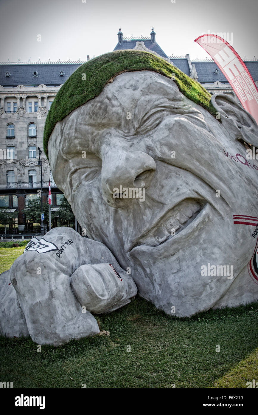 Sculture promozionali per artista Ervin Herve-Loranth a Budapest, Ungheria. Essentials Festival, Szechenyi Istvan Square. Foto Stock