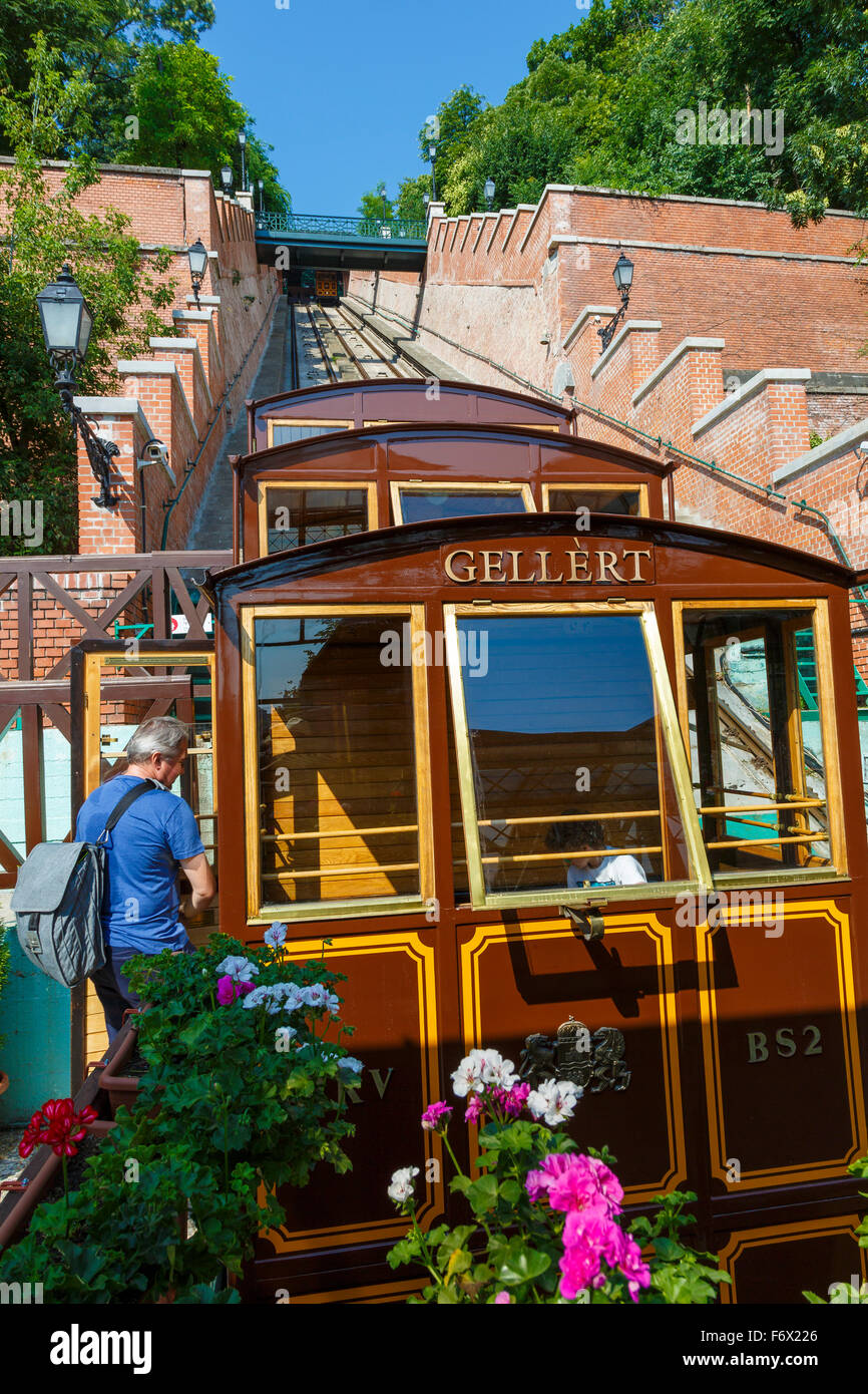 I turisti alla Funicolare Castle Hill di Budapest ferrovia che collega il Castello di Buda per la catena di Széchenyi ponte sotto, Ungheria. Foto Stock