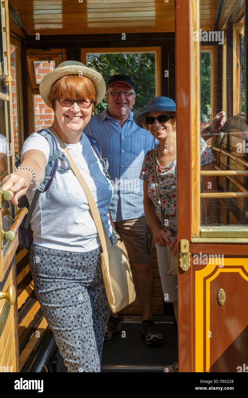 I turisti alla Funicolare Castle Hill di Budapest ferrovia che collega il Castello di Buda per la catena di Széchenyi ponte sotto, Ungheria. Foto Stock
