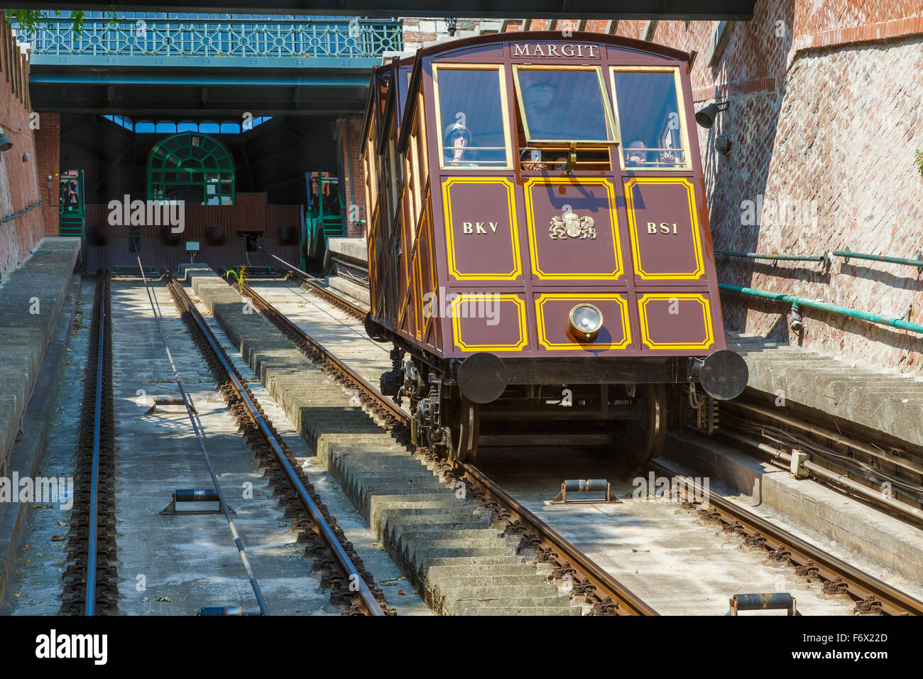La Funicolare Castle Hill di Budapest ferrovia che collega il Castello di Buda per la catena di Széchenyi ponte sotto, Ungheria. Foto Stock