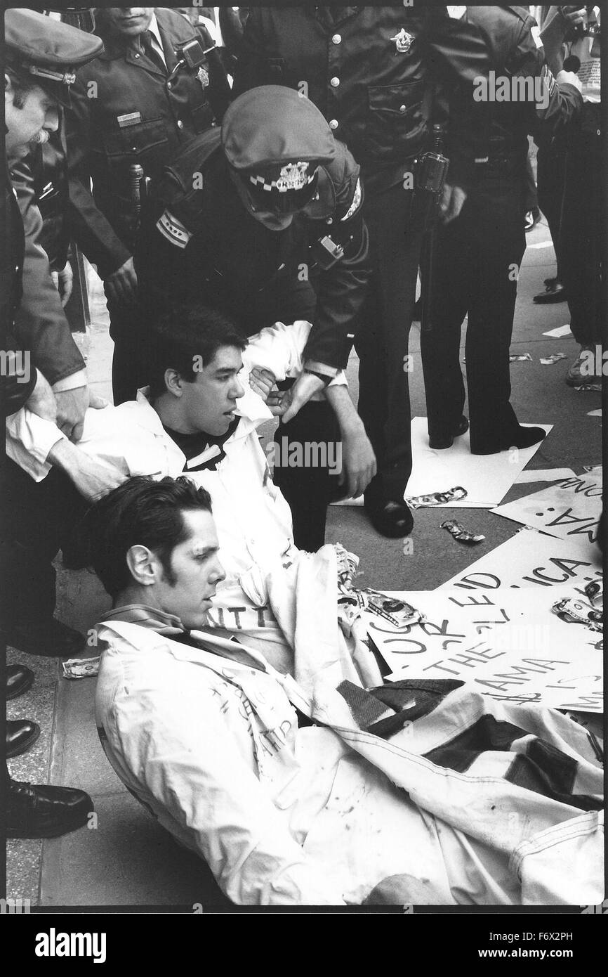 ACT-UP (l'AIDS coalizione per scatenare la potenza) di Chicago e molti altri ACT-UP capitoli da circa gli Stati Uniti, tra cui ACT-UP New York hanno manifestato contro la AMA (American Medical Association) e il Cook County Hospital il 23 aprile 1990, esige una migliore AIDS cura e finanziamenti. Due manifestanti compresi fumettista politico Danny Sotomayer, entrato Chicago City Hall e appeso un banner chiedendo pari assistenza sanitaria per i malati di AIDS. I manifestanti detenuti die-ins, ha fatto il teatro di strada e bloccato le strade principali per impostare una "donna AIDS Ward" per protestare contro la mancanza di locali di letti di ospedale per le donne con AIDS. Foto Stock