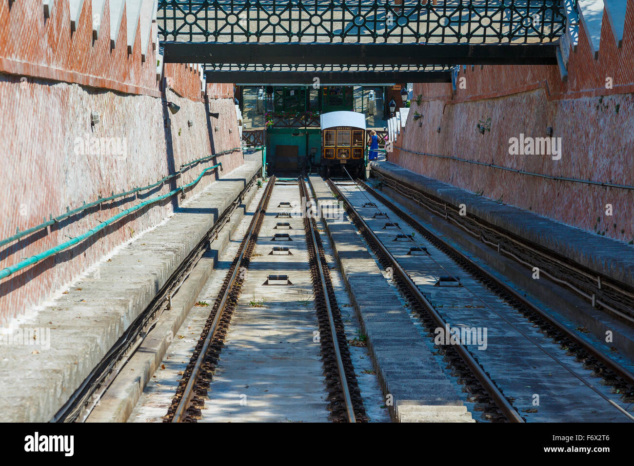 La Funicolare Castle Hill di Budapest ferrovia che collega il Castello di Buda per la catena di Széchenyi ponte sotto, Ungheria. Foto Stock