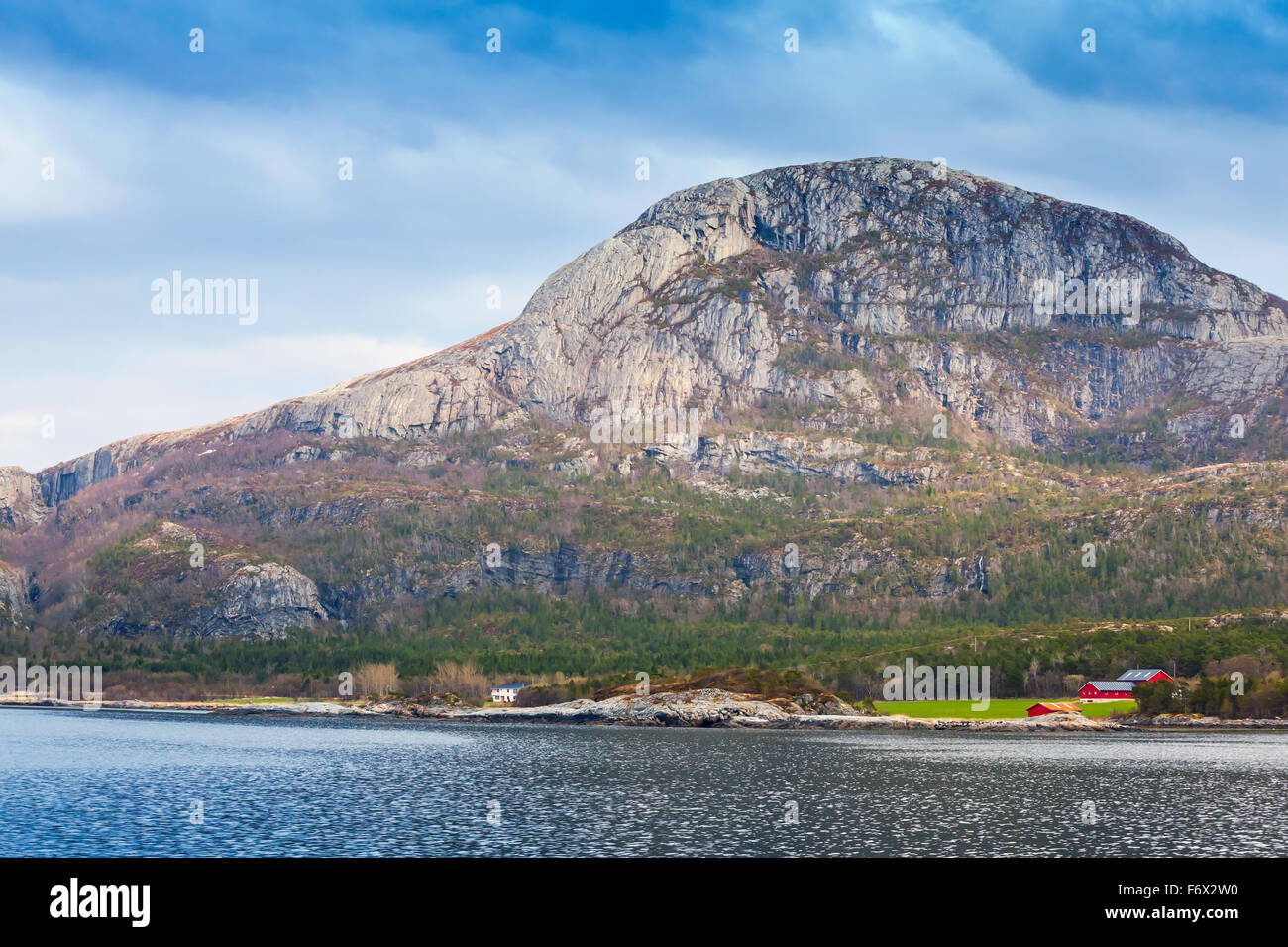 Tradizionale paesaggio norvegese con piccole case in legno e fienili sulla costa del Mare del Nord Foto Stock
