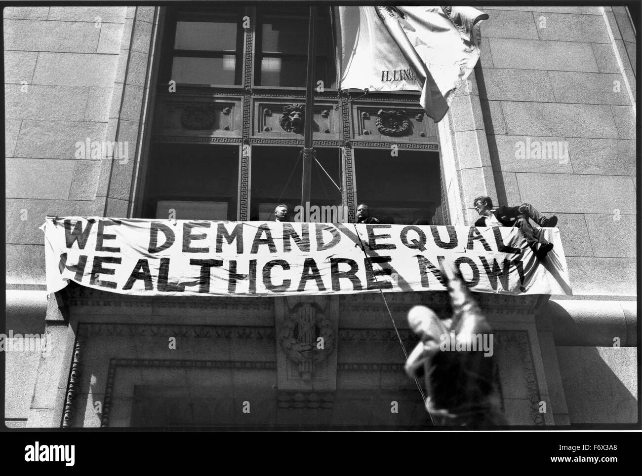 ACT-UP (l'AIDS coalizione per scatenare la potenza) Chicago hanno manifestato contro la AMA (American Medical Association) e il Cook County Hospital il 23 aprile 1990, esige una migliore AIDS cura e finanziamenti. Due manifestanti compresi fumettista politico Danny Sotomayer, entrato Chicago City Hall e appeso un banner chiedendo pari assistenza sanitaria per i malati di AIDS. Foto Stock