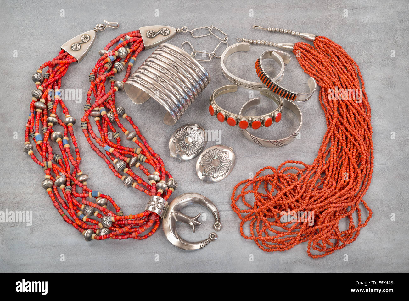 Una collezione di argento, corallo e glass bead native american gioielli. Foto Stock