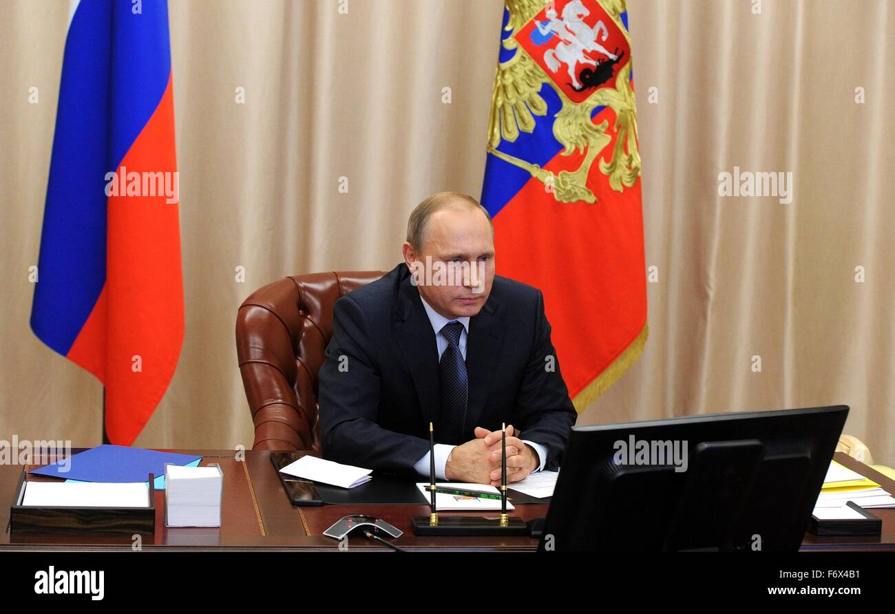 Il presidente russo Vladimir Putin tiene una conferenza video con il russo il personale militare sulle operazioni militari in Siria Novembre 20, 2015 a Mosca, in Russia. Foto Stock