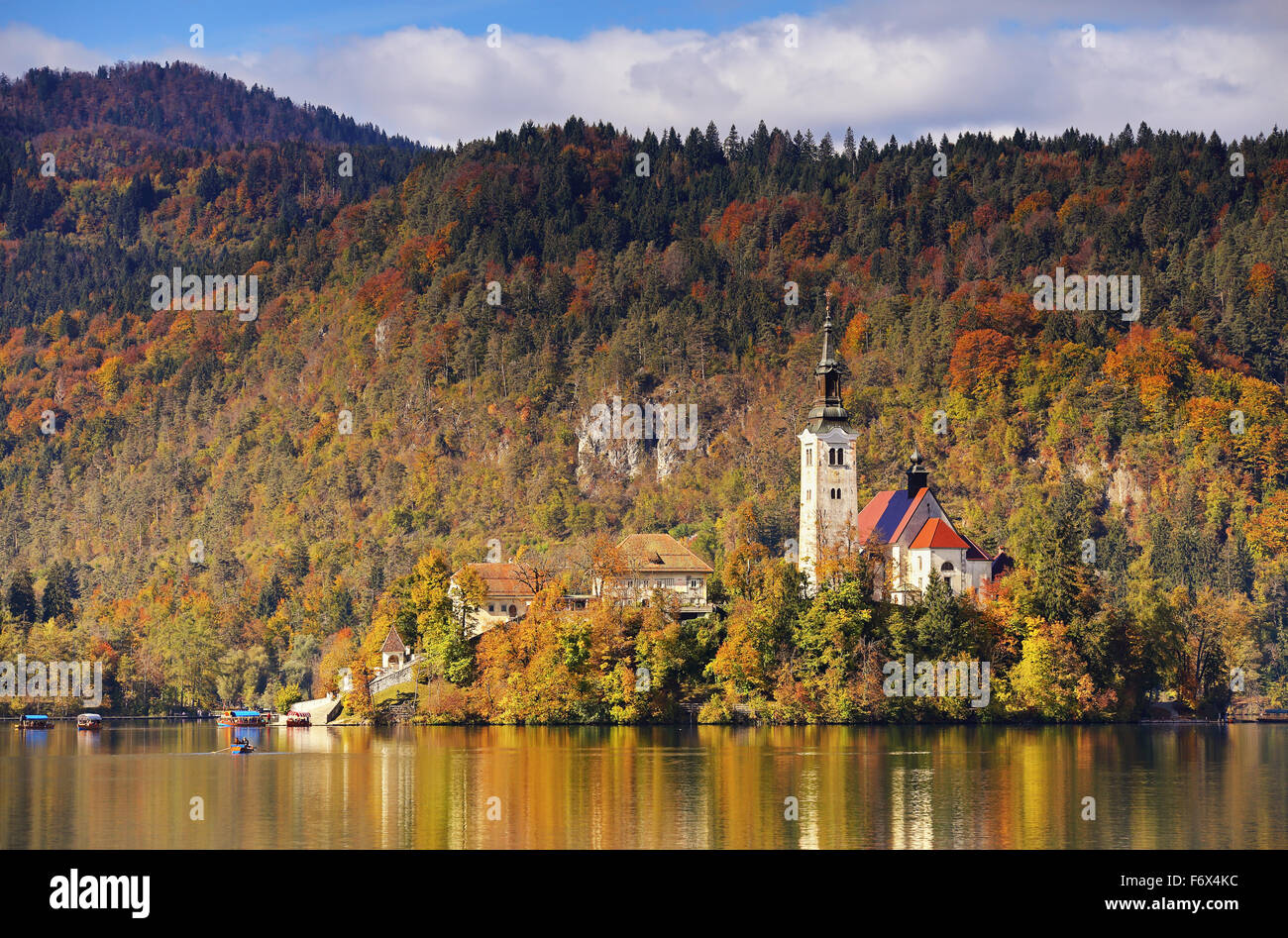 Caduta soleggiata giornata sul lago di Bled in Slovenia con Maria la Chiesa. Foto Stock