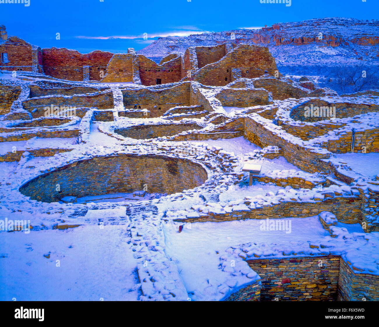 Pueblo Del Arroyo in neve cultura Chaco Parco Storico Nuovo Messico grande rovina nel Chaco Canyon Foto Stock