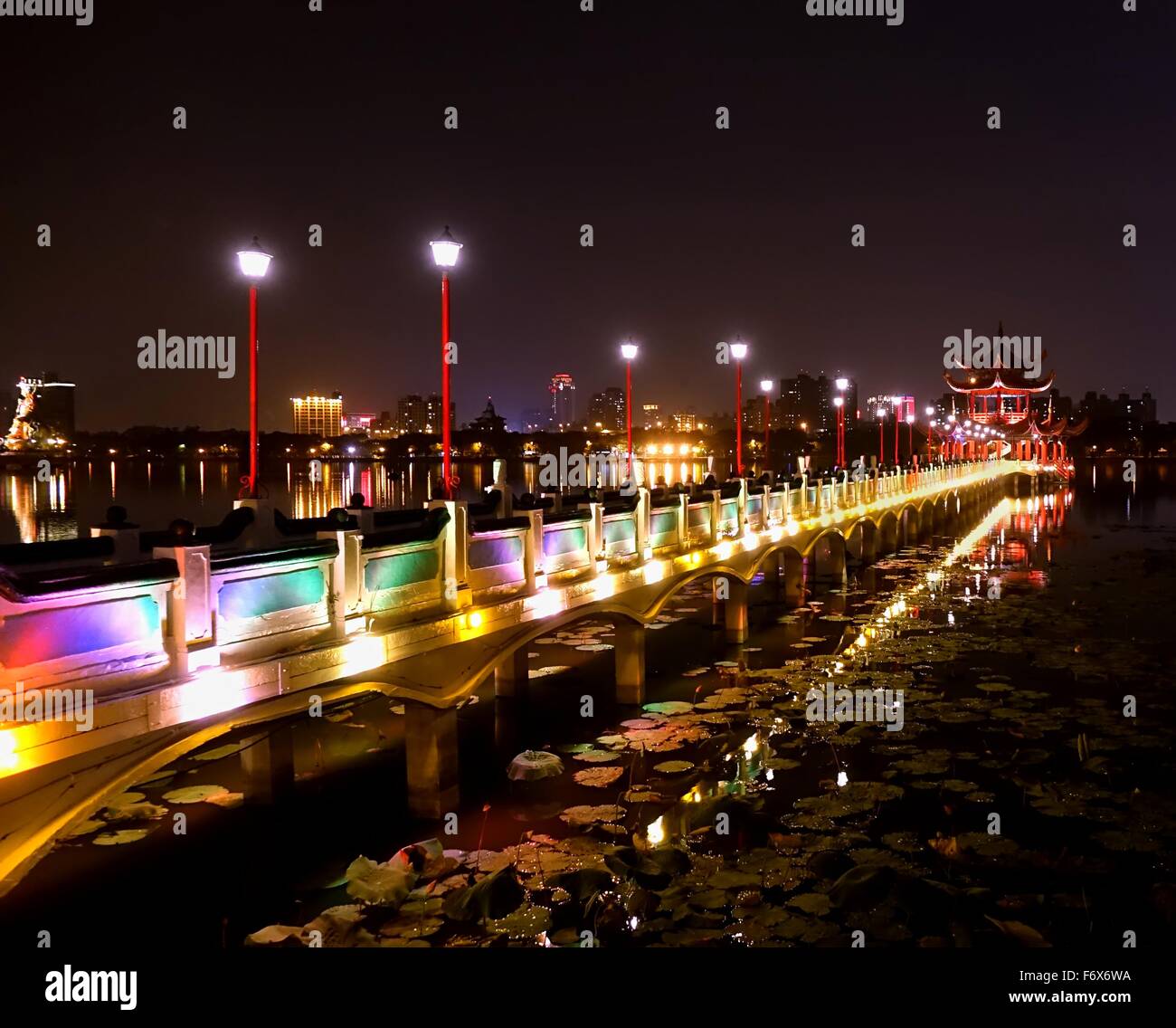 Tempo di notte vista delle cinque Li padiglione presso la Lotus Lake in Kaohsiung Foto Stock