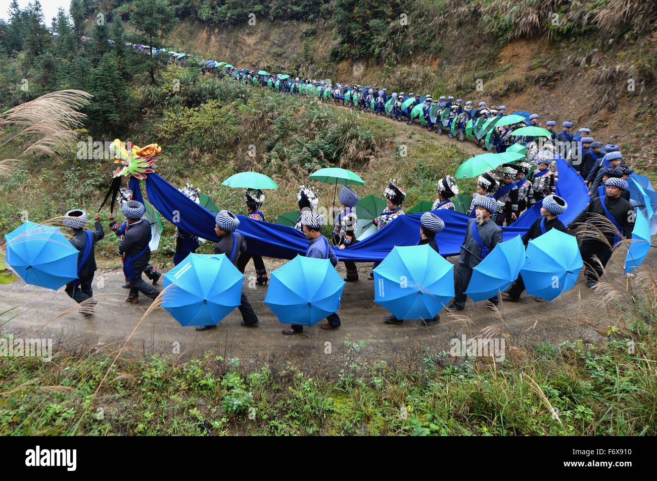 Tongren, della Cina di Guizhou. Xx Nov, 2015. La gente celebra il Festival Jielong a piedi nel villaggio Gouju, Songtao Miao contea autonoma in Tongren City, a sud-ovest della Cina di Guizhou, nov. 20, 2015. Credito: lunga Yuanbin/Xinhua/Alamy Live News Foto Stock