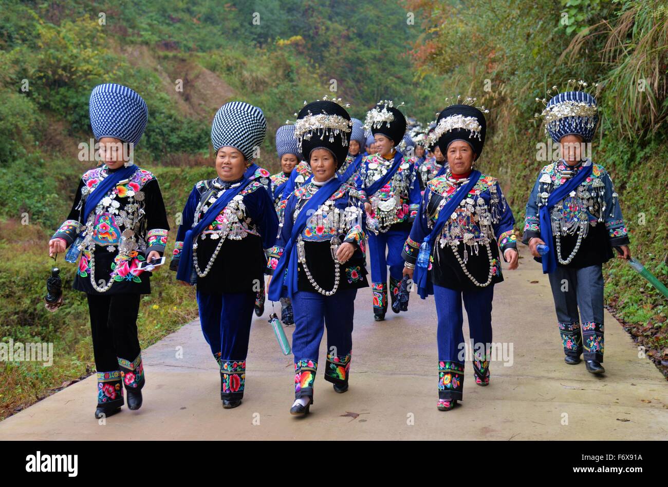 Tongren, della Cina di Guizhou. Xx Nov, 2015. La gente celebra il Festival Jielong a piedi nel villaggio Gouju, Songtao Miao contea autonoma in Tongren City, a sud-ovest della Cina di Guizhou, nov. 20, 2015. Credito: lunga Yuanbin/Xinhua/Alamy Live News Foto Stock