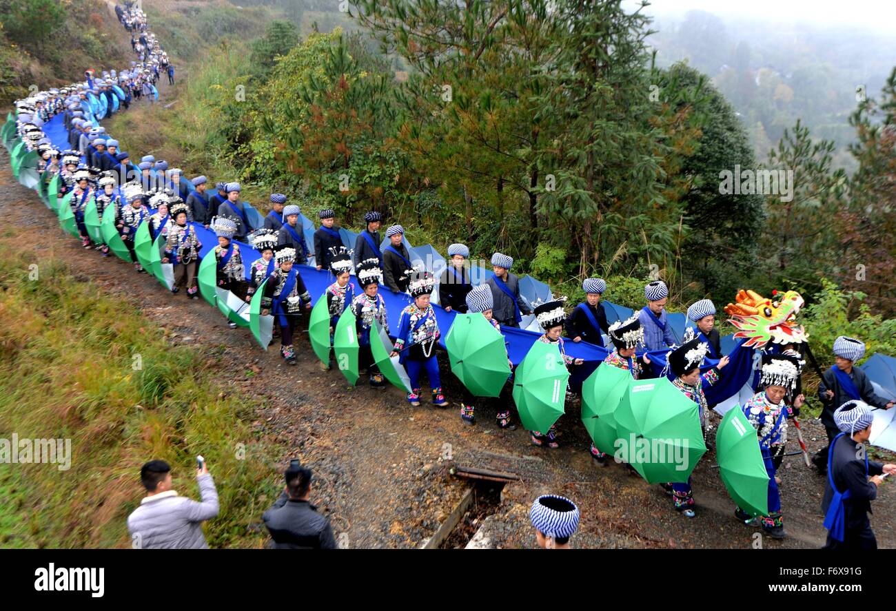 Tongren, della Cina di Guizhou. Xx Nov, 2015. La gente celebra il Festival Jielong a piedi nel villaggio Gouju, Songtao Miao contea autonoma in Tongren City, a sud-ovest della Cina di Guizhou, nov. 20, 2015. Credito: lunga Yuanbin/Xinhua/Alamy Live News Foto Stock