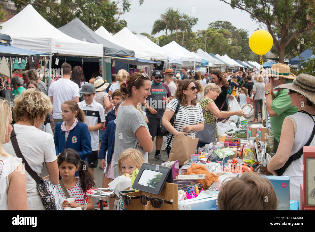 Avalon Market Day sulle spiagge settentrionali di Sydney, evento annuale della comunità di stallholder ed eventi musicali nel villaggio di Sydney, Australia Foto Stock
