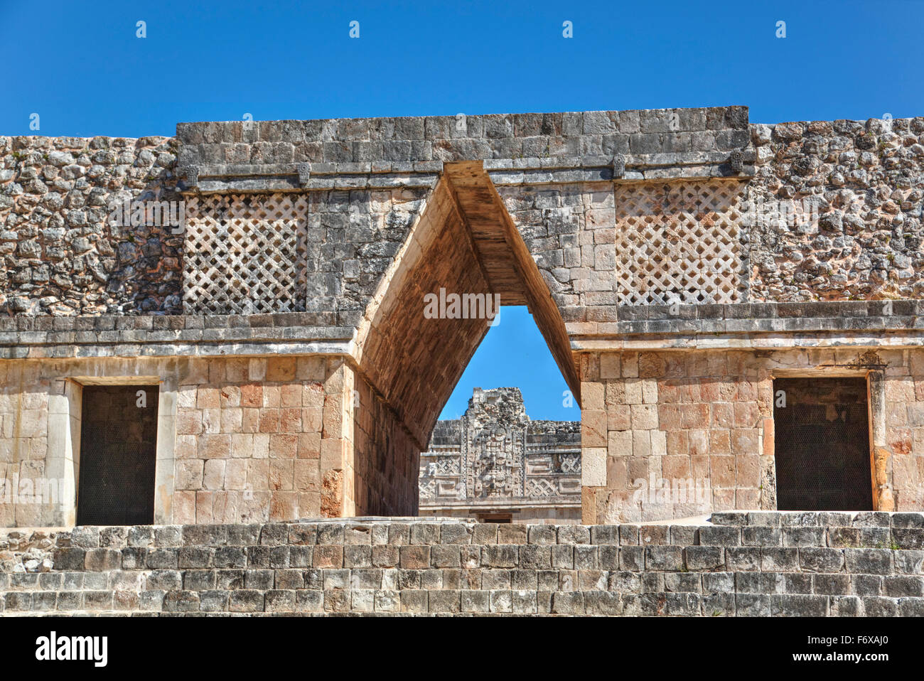 Corbelled Arch, monache un quadrangolo Uxmal; Yucatan, Messico Foto Stock