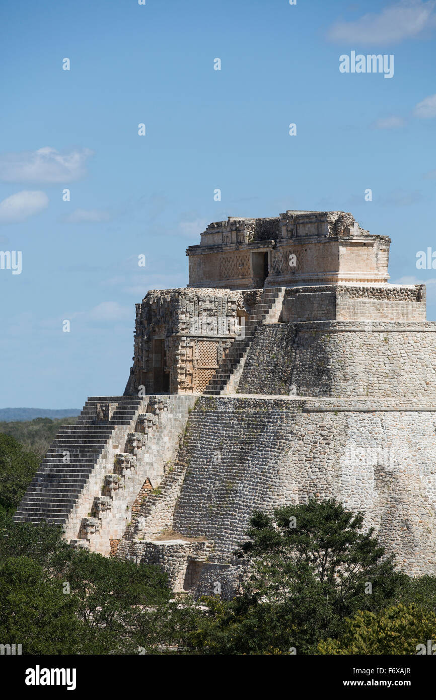 Piramide del mago, Uxmal Maya sito archeologico; Yucatan, Messico Foto Stock