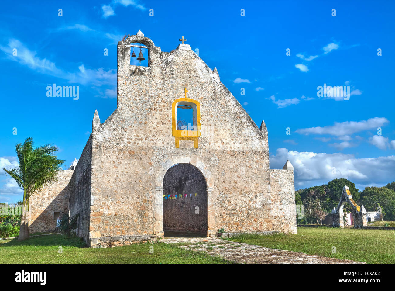 Diruta Chiesa di Pixila, completato nel 1797; Cuauhtemoc, Yucatan, Messico Foto Stock