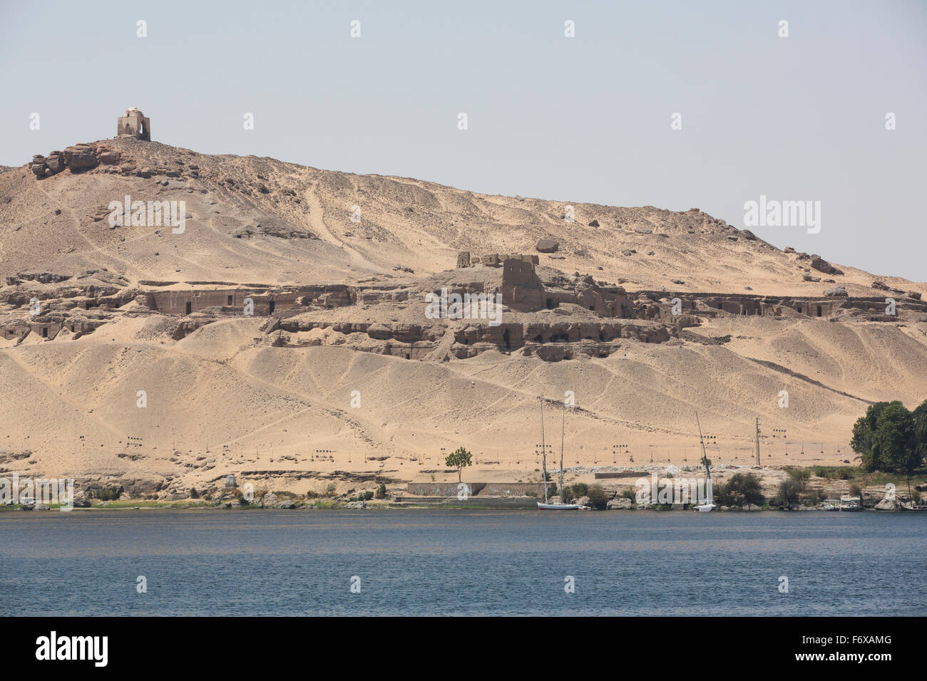 Fiume Nilo e tombe dei nobili in background; Aswan, Egitto Foto Stock