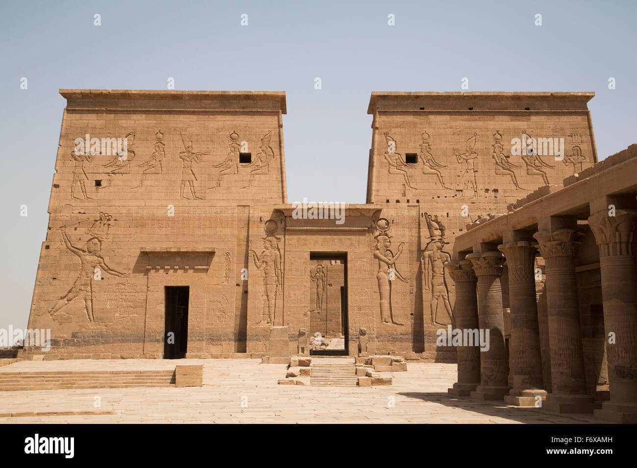 Secondo pilone dal piazzale antistante, Tempio di Iside; isola di Philae, Aswan, Egitto Foto Stock