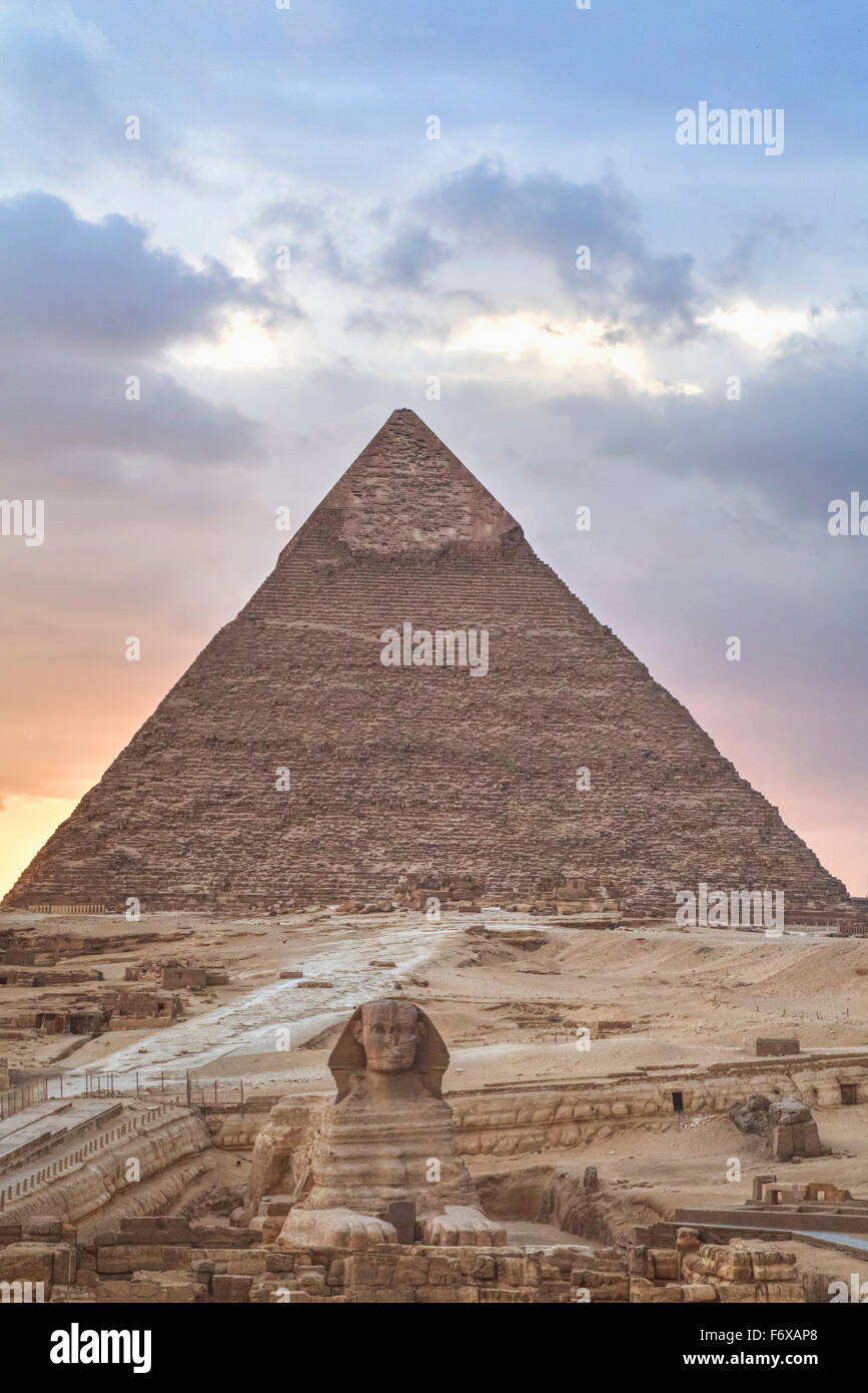 Tramonto, Sphinx (in primo piano), la piramide di Chephren (fondo), le Piramidi di Giza; Giza, Egitto Foto Stock