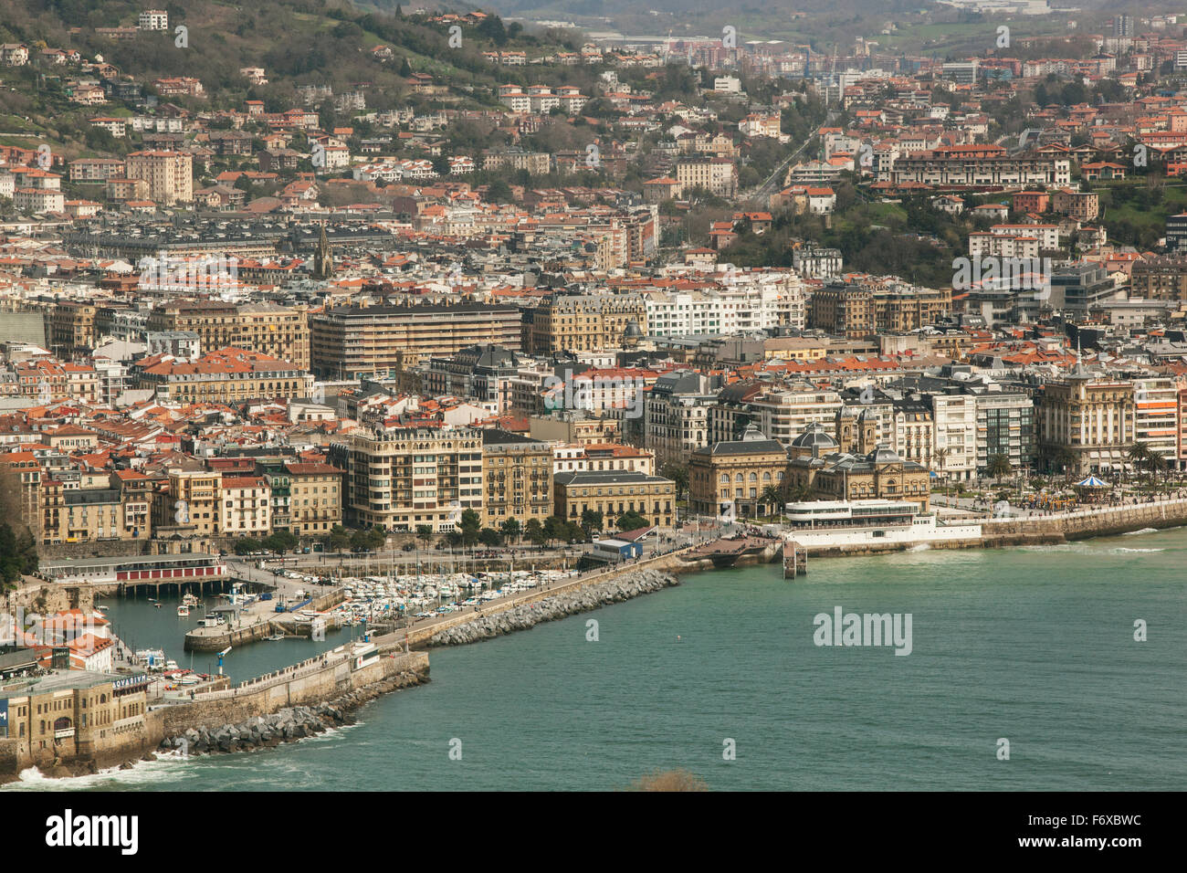 La baia di La Concha beach e l'isola di Santa Clara; San Sebastian, Spagna Foto Stock