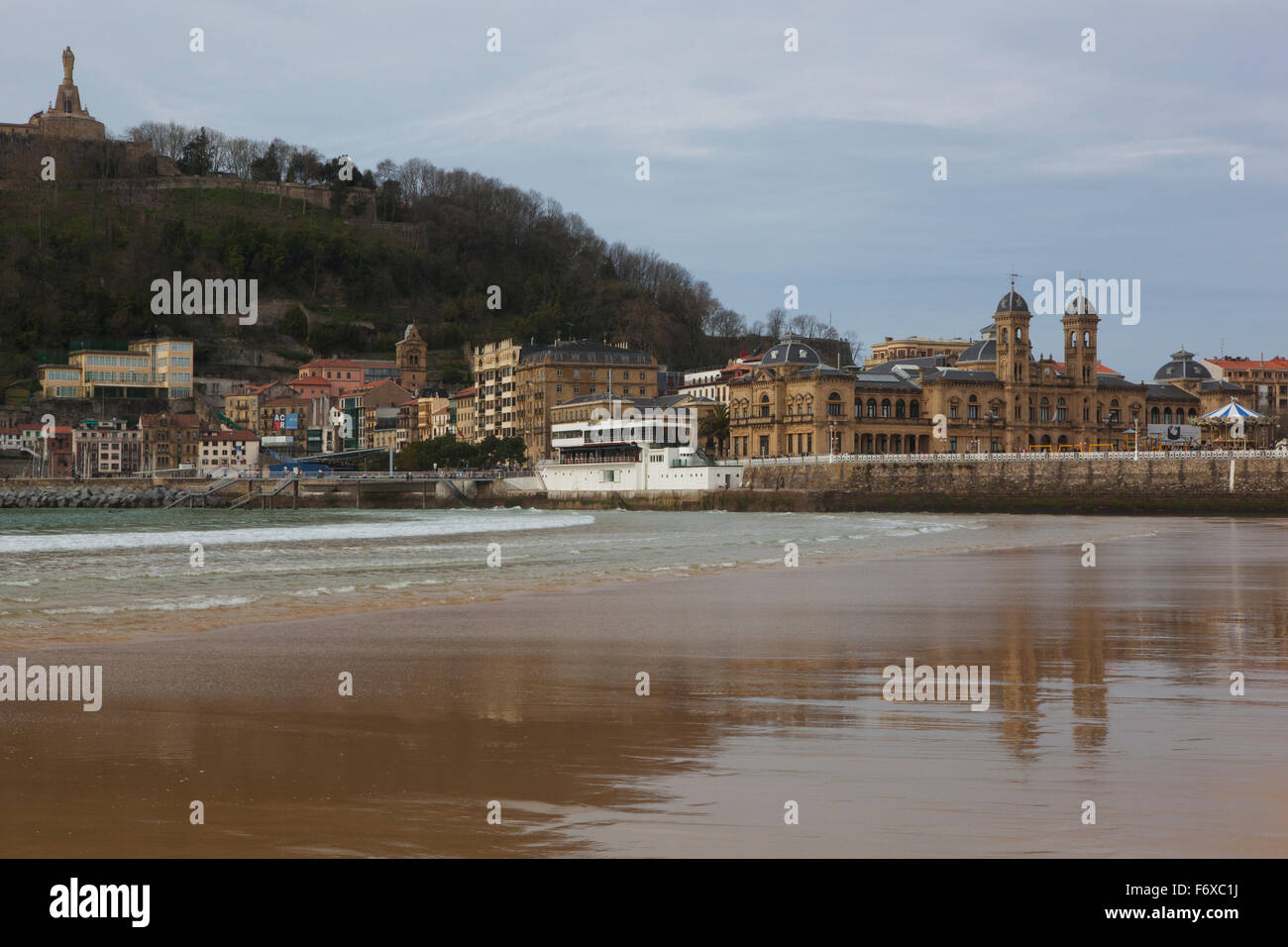 La spiaggia di Playa de la Concha e la città vecchia e il Municipio; San Sebastian, Spagna Foto Stock