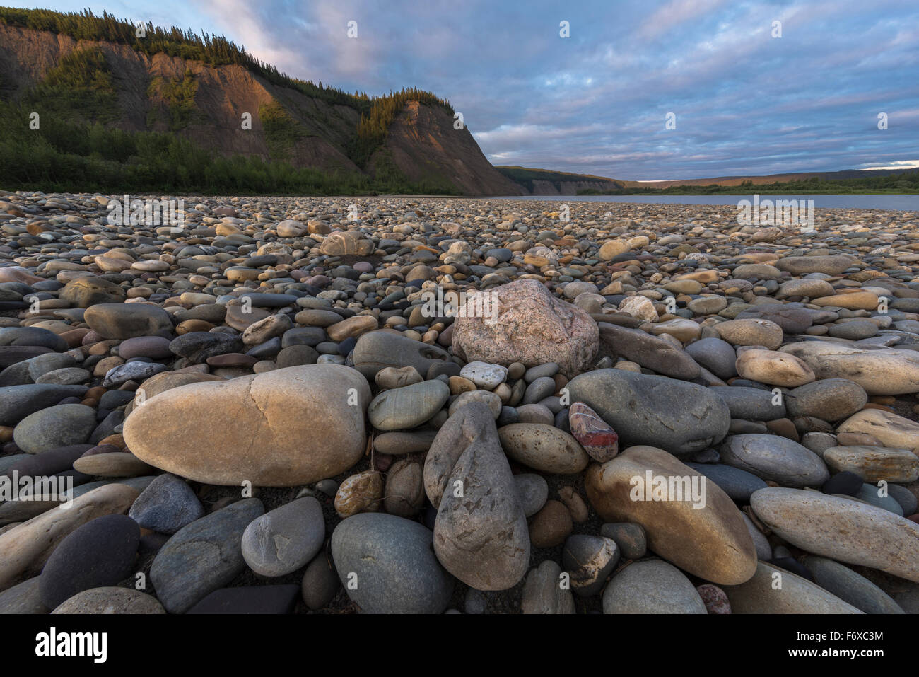 La costa rocciosa lungo il fiume Peel, vicino Taco Bar; Yukon, Canada Foto Stock