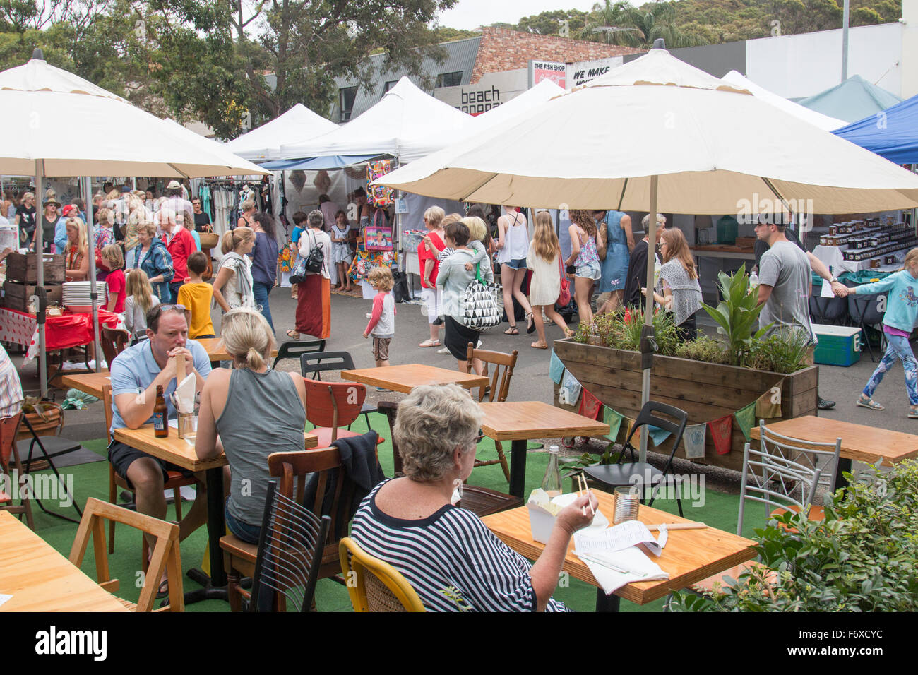 Avalon Giorno di mercato a nord di Sydney, annuale evento comunitario di stallholders ed eventi musicali nel villaggio di Sydney Foto Stock